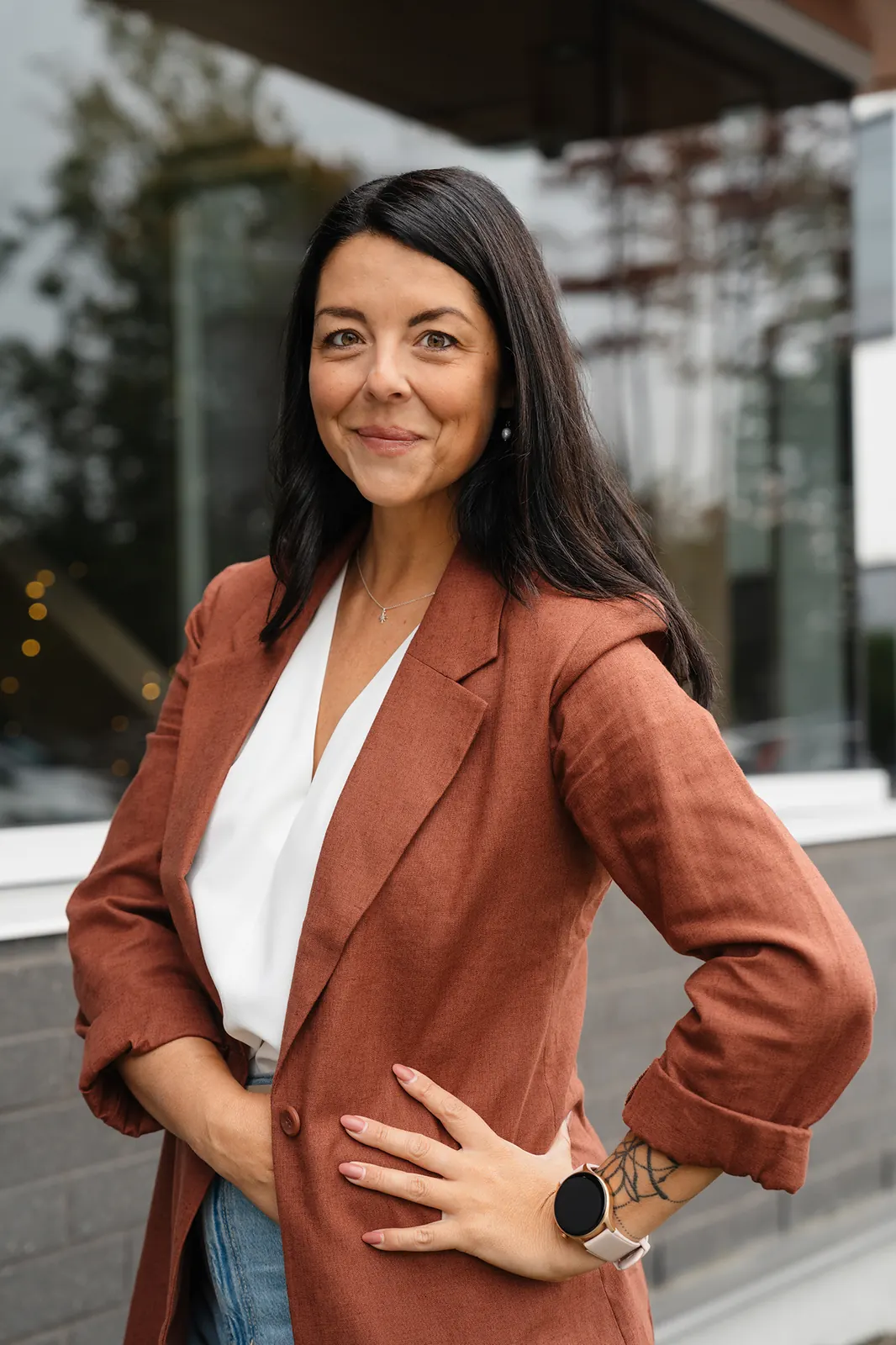 Justine Bellefleur devant les bureaux de DIGO