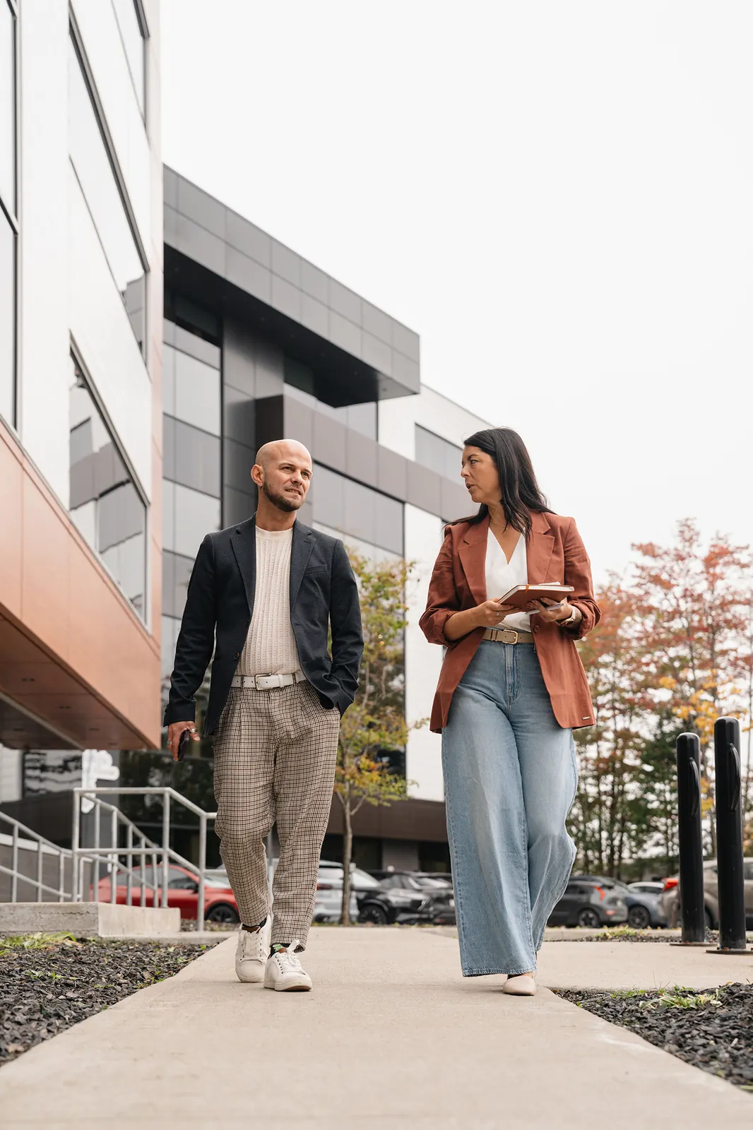 L'équipe DIGO en marche devant les bureaux, en pleine discussion