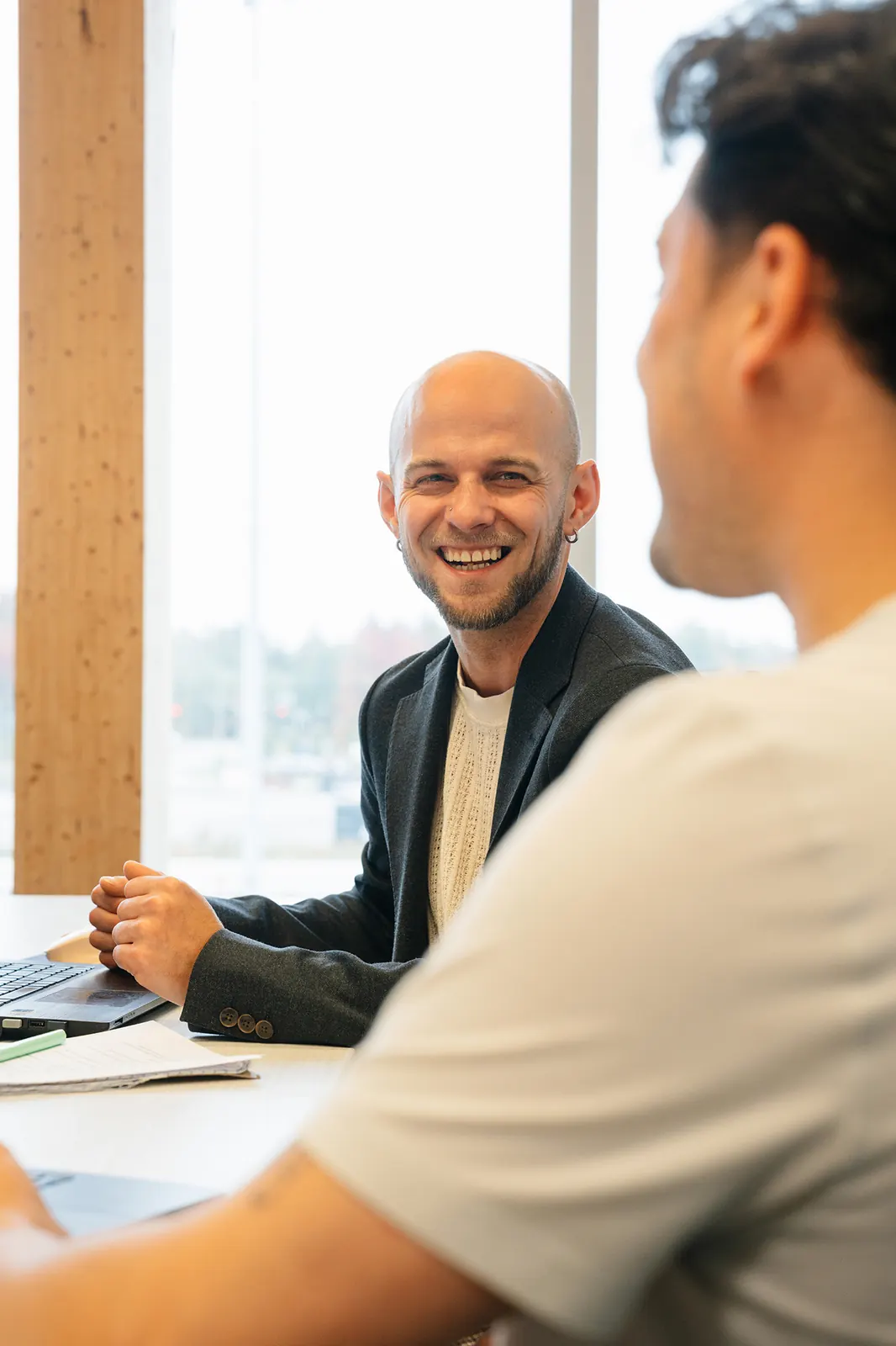 Un membre de l'équipe DIGO rit pendant une rencontre