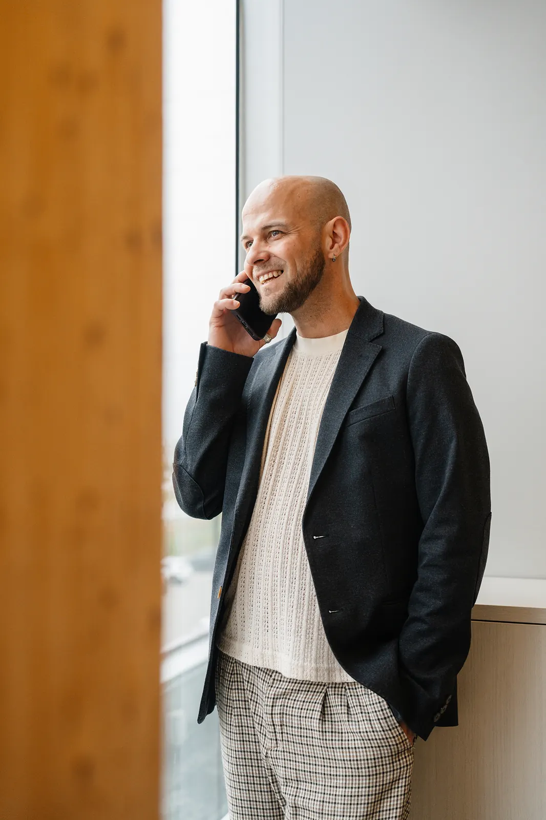 Un membre de l'équipe DIGO au téléphone, souriant
